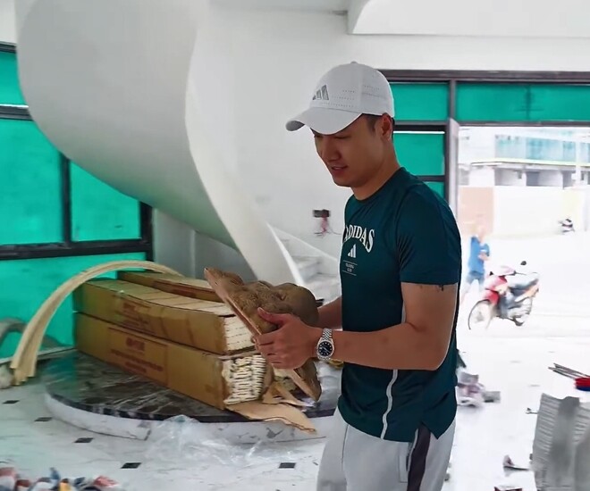 Trên trang cá nhân, Mạnh Trường đã đăng tải đoạn video ghi lại cảnh anh tự tay lắp đặt một bức phù điêu đầu sư tử bằng đá lên bức tường trang trí ở sân vườn.