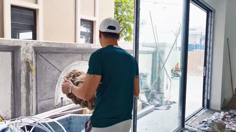 Căn nhà đang trong giai đoạn thi công nước rút, nhưng nam diễn viên vẫn dành thời gian chăm chút cho những chi tiết nhỏ nhất.