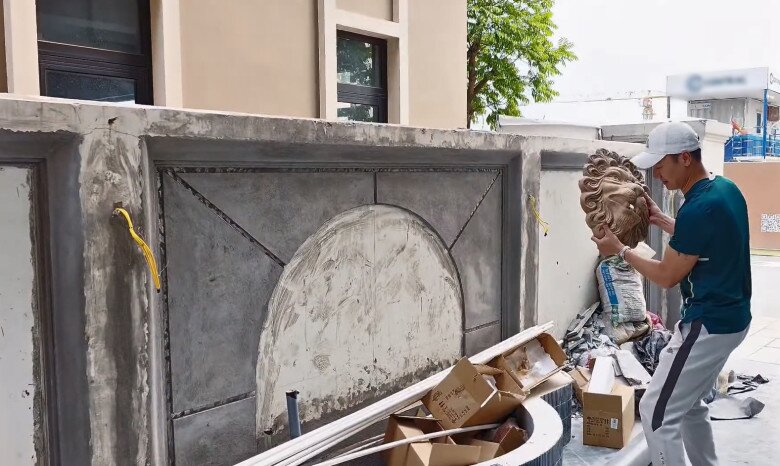 Đi kèm với hình ảnh là lời chú thích đầy hóm hỉnh, khiến cộng đồng mạng không khỏi phì cười vì sự lầy lội của anh: Gắn cái biểu tượng của vợ ngoài sân, rất tốt cho phong thủy, yên tâm xua đuổi mọi thứ xấu xa.