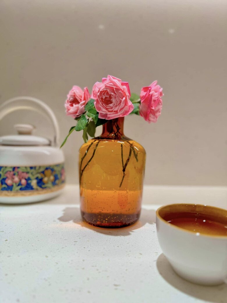 Mỗi góc nhỏ, từ ánh đèn led lấp lánh ngoài ban công đến những bình gốm họa tiết cổ điển, đều toát lên sự chỉn chu và niềm đam mê chăm chút của cô nhằm biến ngôi nhà thành một tổ ấm bình yên đúng nghĩa.