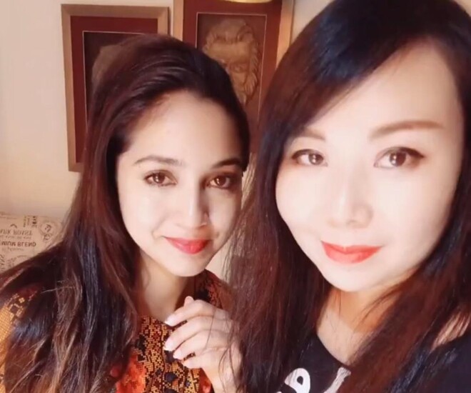 Nhan Hâm (bên phải).
