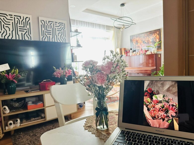 Bình hoa còn được thắt nơ xanh tinh tế, cách cắm tuy đơn giản nhưng chứa đựng tình cảm và tâm huyết của Thu Phượng, như một lời nhắc nhở nhẹ nhàng về vẻ đẹp của những điều giản đơn trong cuộc sống.