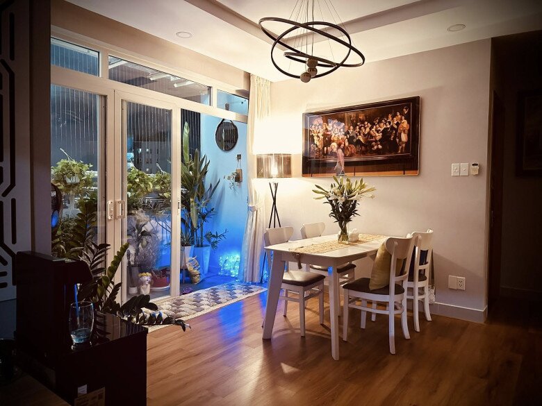 Thu Phượng sở hữu nhiều căn hộ, nơi nào cũng được cô dành nhiều tâm huyết trang trí. Không gian phòng khách hiện đại được thắp sáng bởi bình hoa ly trắng thanh khiết đặt ngay ngắn tại trung tâm bàn trà.