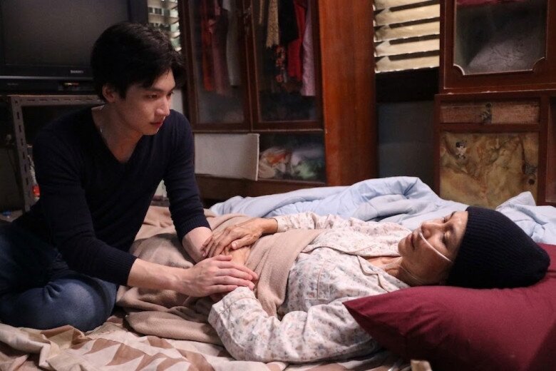 Tôi gần như đã gác hết công việc để chăm sóc mẹ kế. (Ảnh minh họa)
