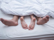 Yêu - Vợ quấn khăn tắm lao ra đường khóc lóc sau khi bị chồng phát hiện ngoại tình