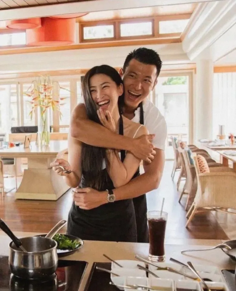 Chính vì vậy, khi ở tuổi 37, cô bất ngờ kết hôn với một người đàn ông ngoài giới giải trí, từng bị cư dân mạng gọi là “người bình thường”, không ít người đã tỏ ra ngỡ ngàng. Thế nhưng, phía sau quyết định tưởng như “hạ mình kết hôn” ấy lại là một câu chuyện hoàn toàn khác.