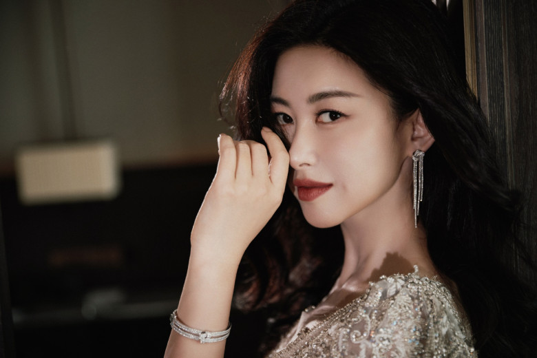 Mối tình đầu gây chú ý của Chu Châu từng khiến giới giải trí xôn xao. Khoảng năm 2007, khi vừa bước chân vào làng giải trí, Chu Châu bắt đầu hẹn hò với nhạc sĩ nổi tiếng Lý Tuyền, người hơn cô nhiều tuổi. Thời điểm đó, Lý Tuyền đã là cái tên có chỗ đứng vững chắc trong làng nhạc Hoa ngữ. Anh còn dành nhiều tâm huyết để sản xuất riêng một album cho bạn gái.