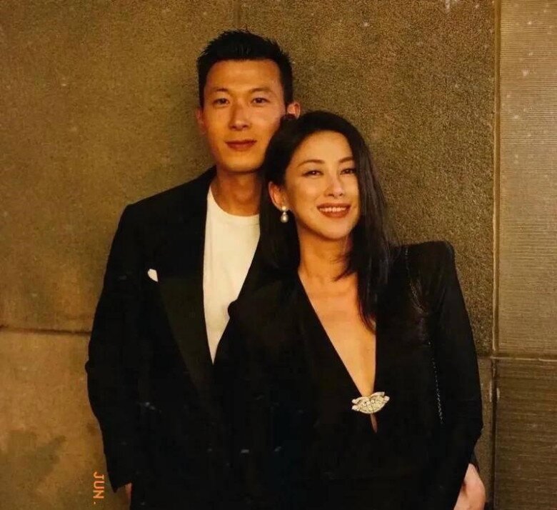 Càng về sau, công chúng càng nhận ra Vương Quân Giai không hề là một người đàn ông tầm thường như những gì nhiều người từng nghĩ. Anh tốt nghiệp Đại học Manchester (Anh), từng giảng dạy tại Học viện Mỹ thuật thuộc Đại học Thanh Hoa (Trung Quốc). Ngoài ra, anh còn là vận động viên cưỡi ngựa cấp quốc gia và từng đại diện cho Bắc Kinh tham gia nhiều giải đấu quốc tế.