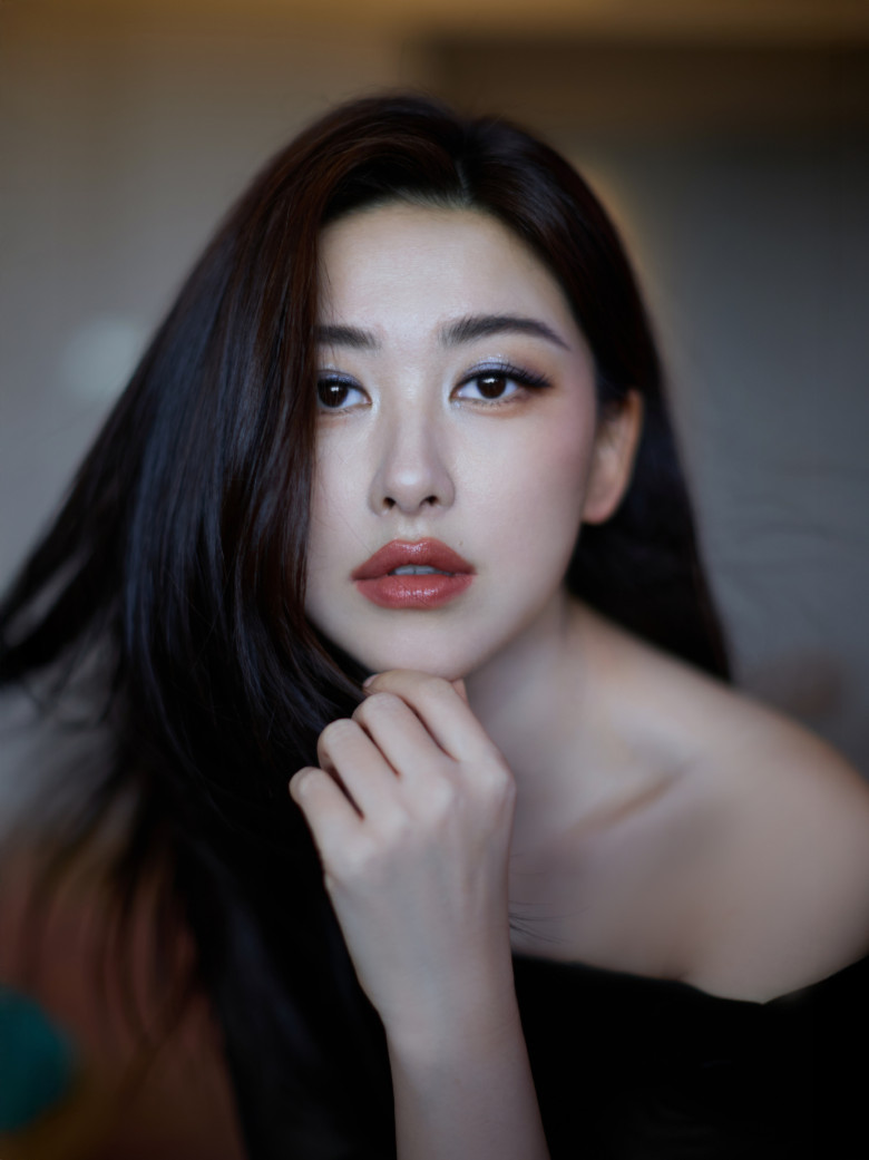 Tuy đa tài đa nghệ, có xuất thân danh giá và sở hữu gương mặt đẹp, nhưng điều khiến công chúng quan tâm hơn cả lại là chuyện tình cảm đầy màu sắc của cô. Bởi, trong số những người đàn ông từng bước qua cuộc đời Chu Châu, ai cũng là nhân vật có địa vị và gia thế nổi bật. Đặc biệt, một trong số đó còn là người thừa kế của gia tộc tài phiệt hàng đầu châu Âu.