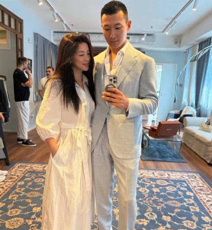 Bên cạnh đó, Vương Quân Giai còn là người sáng lập một thương hiệu thời trang nam cao cấp chuyên may đo vest cho giới doanh nhân và khách hàng thượng lưu. Dù sở hữu thành tích đáng nể, anh luôn sống kín tiếng, không dựa vào danh tiếng của vợ để thu hút sự chú ý.