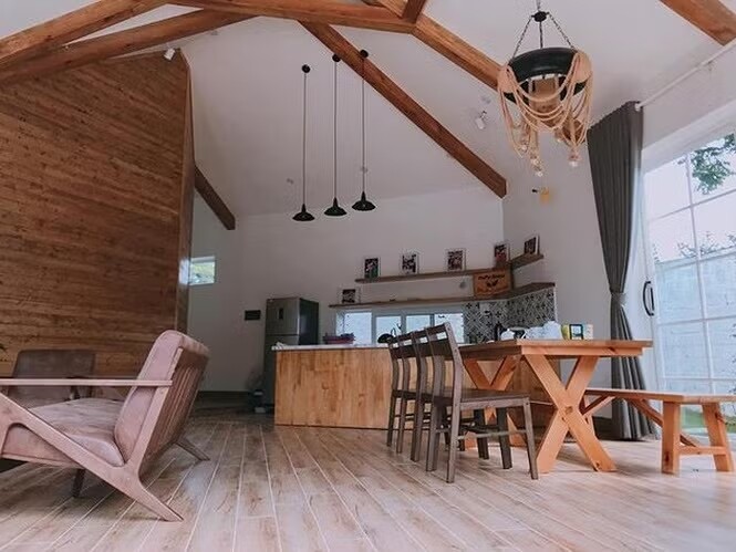 Interior blending modern and rustic styles