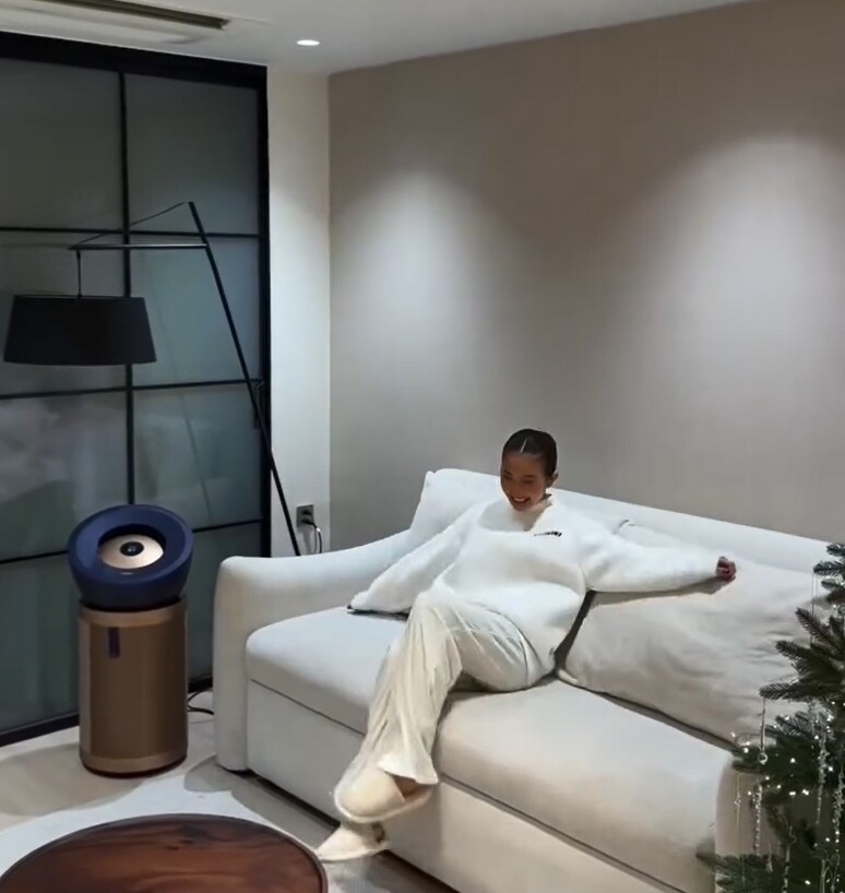 Mọi chi tiết trong nhà từ ánh sáng đến nội thất đều được chăm chút tỉ mỉ, tạo nên cảm giác ấm cúng nhưng không kém phần sang trọng.