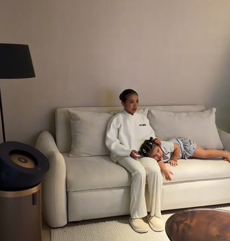 Chiếc sofa tone trắng kem mềm mại là nơi Khánh Huyền nghỉ ngơi, xem tivi cùng con gái thân yêu. Cô cũng đầu tư nhiều thiết bị tiện nghi trong căn hộ.