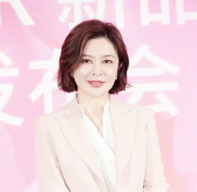 Tuy vậy, cũng có quan điểm ủng hộ, cho rằng với tài chính và vị thế vững vàng, Quan Chi Lâm không phụ thuộc vào bất kỳ ai. Mối quan hệ giữa cô và bạn trai trẻ vì thế được nhìn nhận đơn thuần là sự đồng điệu và cảm xúc cá nhân, không mang tính toan tính.