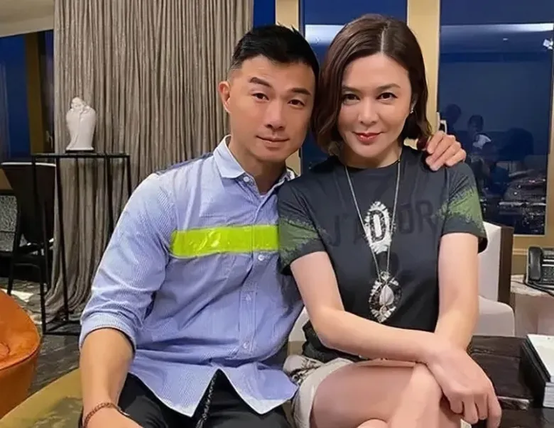 Có thông tin cho biết, bạn trai Quan Chi Lâm tên là Leslie Cheung, kém cô 35 tuổi. Anh là một gymer cao 1m85, lực lưỡng và mạnh mẽ, đẹp trai và dễ gần.