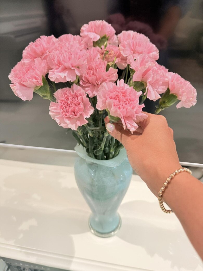 Một bình cẩm chướng hồng khá xinh. Màu sắc nhã nhặn của hoa hòa quyện cùng sắc xanh nhạt của bình men, tạo điểm nhấn ngọt ngào cho căn nhà.