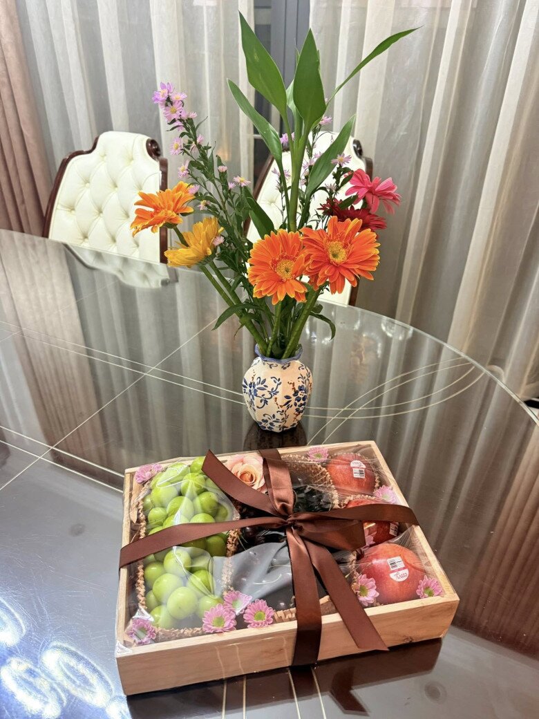 Sự kết hợp ngẫu hứng giữa hoa đồng tiền rực rỡ và các loại lá phụ trong chiếc bình gốm họa tiết nhỏ nhắn mang lại một tác phẩm xinh xắn trong căn biệt thự của Vân Hugo.