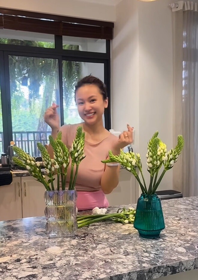 Nữ MC kiêm diễn viên thích thú tâm sự: Sáng sớm đi chạy về rồi cắm bình hoa thiên nga xinh đẹp chào đón ngày mới thật trong lành.