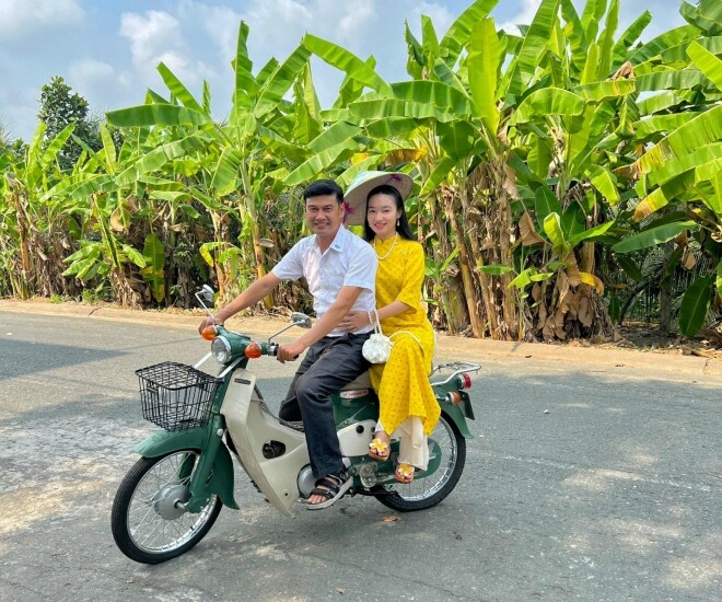 Tiết Cương hạnh phúc bên bà xã kém 26 tuổi.