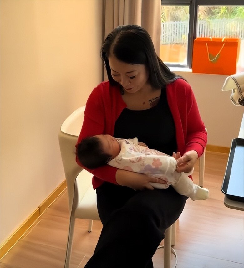 Chị Liên đã sinh con cho chồng trẻ ở tuổi 55.