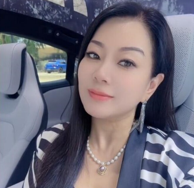 Phải lòng con trai bạn thân kém 30 tuổi, nữ CEO liều mạng sinh con gái cho chồng trẻ ở tuổi 55 - 2