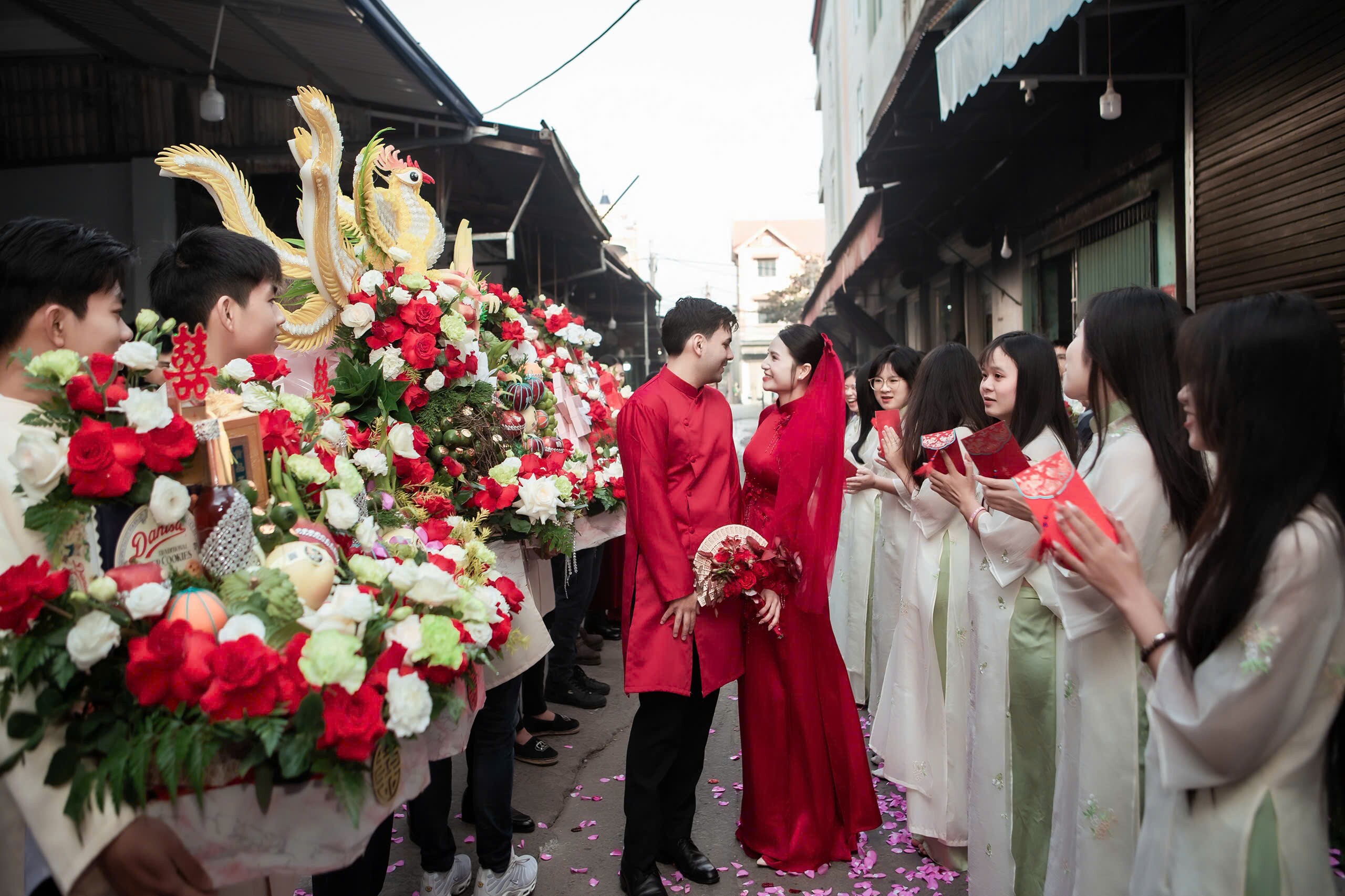 Chú rể người Đức tự tin giao tiếp và hòa nhập trong ngày cưới tại Việt Nam