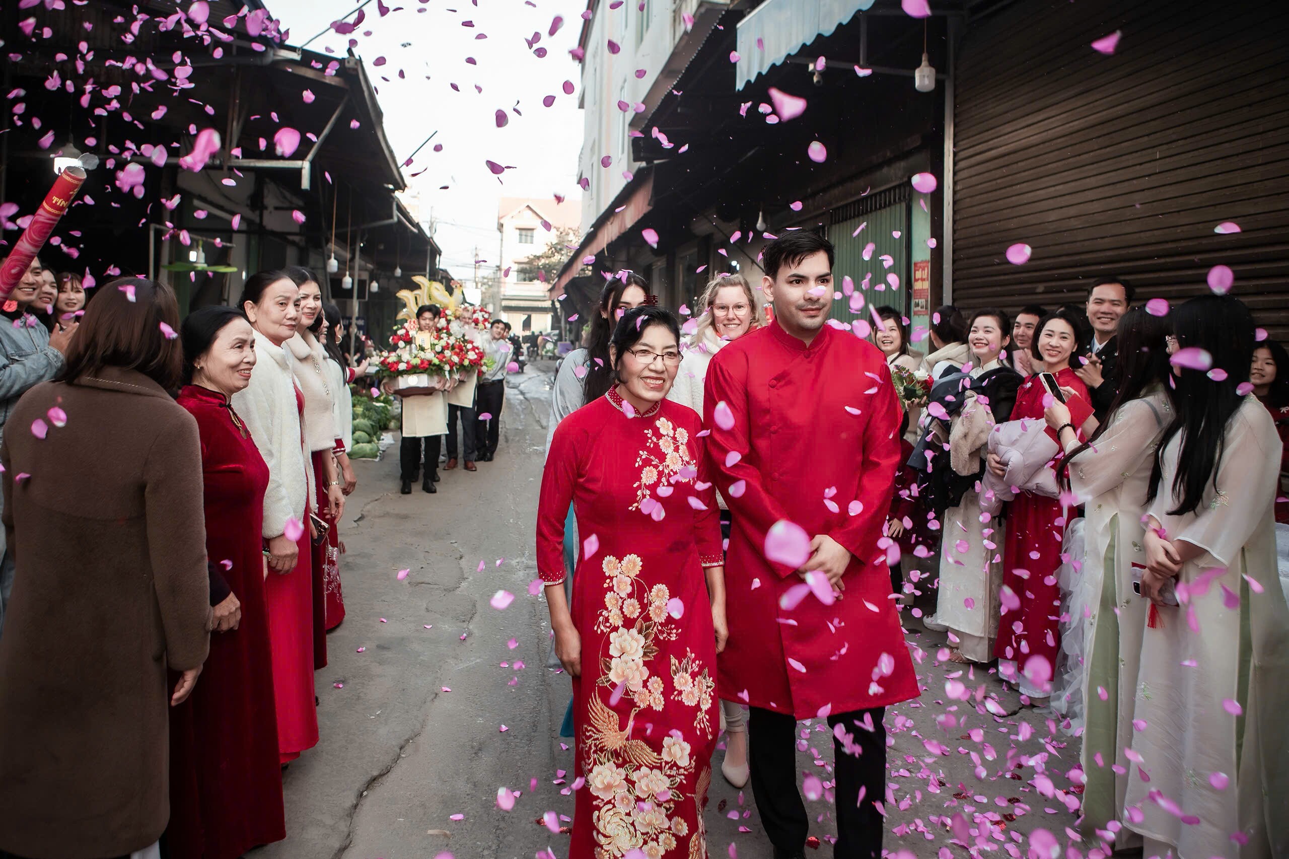 Khoảnh khắc hạnh phúc của cặp đôi tại nhà hàng nơi định mệnh gắn kết họ lần đầu