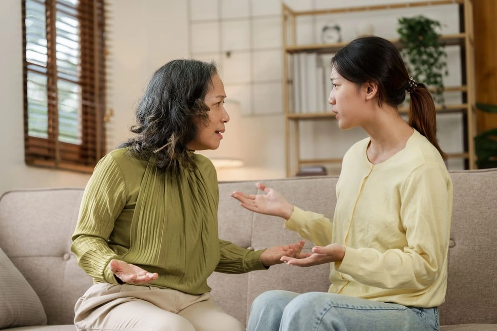 Con gái cho rằng chồng mới đối xử tốt với tôi là chỉ đang lợi dụng tôi. (Ảnh minh họa)