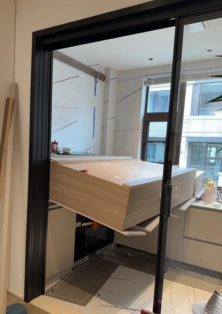Tại sao ngày càng nhiều gia đình bỏ tủ bếp treo tường? 4 thiết kế thông minh này vừa gọn vừa tiện hơn hẳn - 2