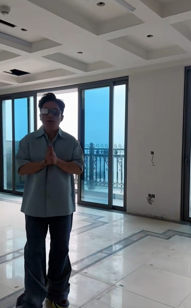 Phía bên trong căn hộ đang trong quá trình hoàn thiện với diện tích vô cùng rộng rãi. Hệ trần thạch cao giật cấp kết hợp cùng nền đá hoa cương sáng bóng tạo nên cảm giác thông thoáng, bề thế.