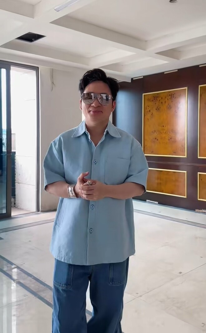Anh rất ưng với không gian thông thoáng. Mảng tường phía sau được ốp gỗ cao cấp phối viền vàng sang trọng, khẳng định gu thẩm mỹ tinh tế.