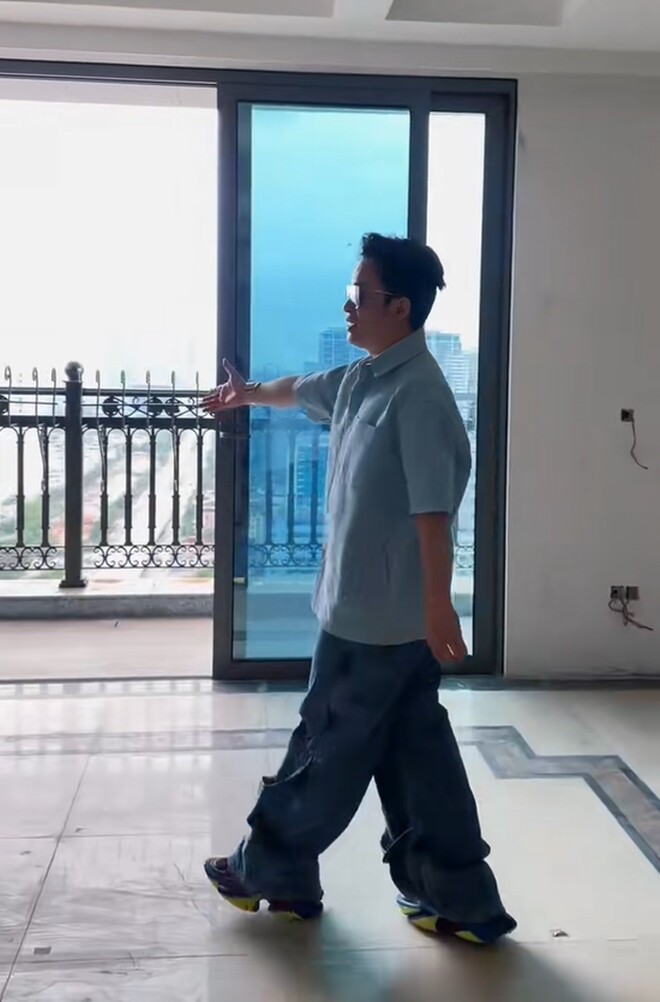 Tùng Dương hào hứng giới thiệu về thiết kế mở hướng ra thế giới bên ngoài. Hệ thống cửa kính lùa kịch trần giúp ngôi nhà luôn ngập tràn ánh sáng tự nhiên cùng năng lượng tích cực.
