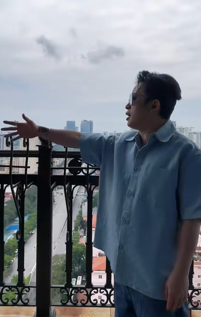 Từ khu vực ban công với lan can uốn lượn nghệ thuật, tầm mắt của nam ca sĩ được phóng trọn vẹn xuống con đường Nguyễn Văn Huyên bên dưới. Trục đường huyết mạch này hiện lên thật đẹp mắt và nhộn nhịp qua góc nhìn từ trên cao.
