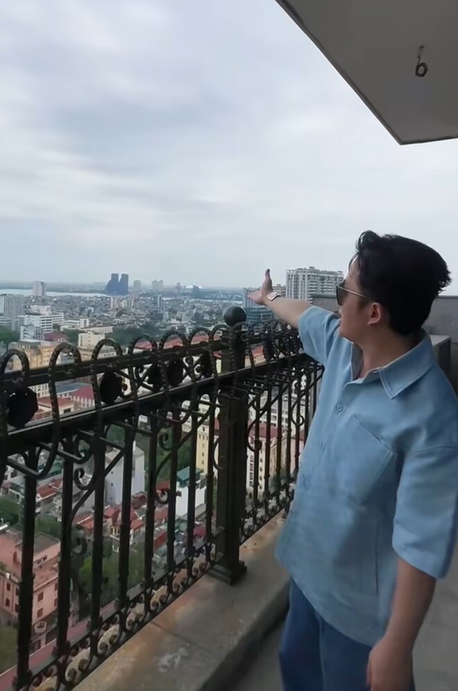 Khoảnh khắc đầy thư thái khi chủ nhân căn hộ say sưa ngắm nhìn một góc Hồ Tây phía xa. Tầm nhìn triệu đô đắt giá giữa lòng thủ đô chính là điểm nhấn khiến anh vô cùng ưng ý và muốn gắn bó lâu dài.