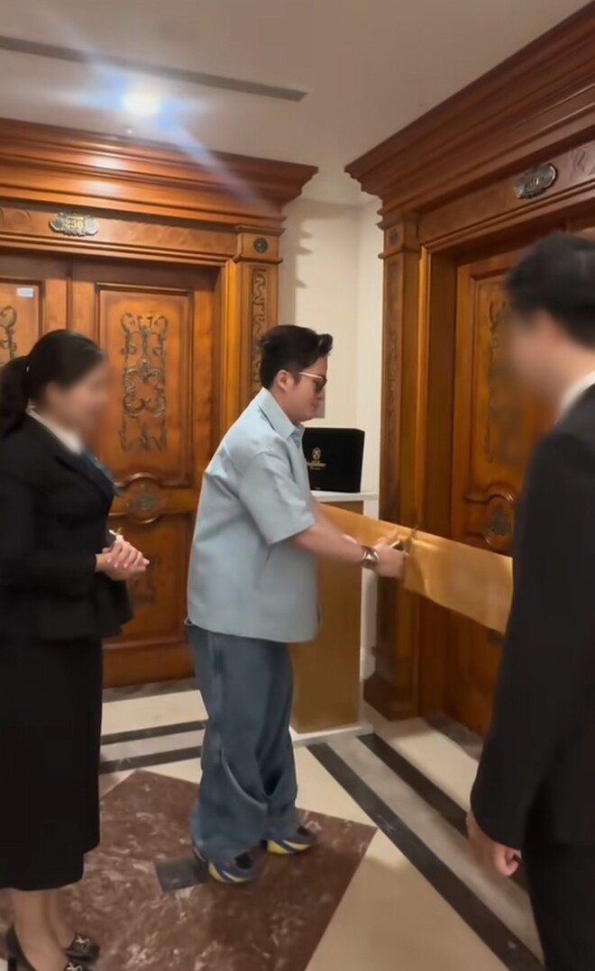 Giây phút anh lần lượt cắt băng khánh thành 2 căn hộ. Divo làng nhạc Việt không giấu nổi niềm tự hào khi chính thức sở hữu một không gian sống đẳng cấp đúng tinh thần luxury.