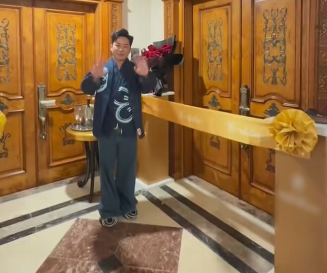 Tùng Dương hào hứng khi chuẩn bị cắt băng nhà mới. Tổ ấm sang trọng này hứa hẹn sẽ mang lại cho anh cùng gia đình nhỏ nhiều cung bậc cảm xúc tuyệt vời.