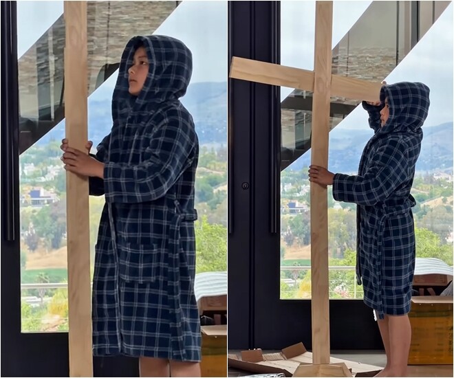 Khoảnh khắc quý tử nhà Đan Trường tập trung cao độ để lắp ráp cây thánh giá bằng gỗ cho buổi lễ sắp tới của gia đình. 