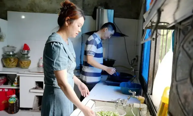 Vợ hiến thận cứu chồng suy thận giai đoạn cuối, sau mổ vội vàng hỏi 4 từ khiến anh bật khóc - 4