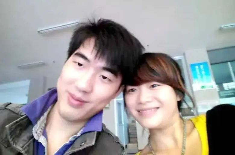 Vợ chồng chị Hoa Thông là bạn từ thuở nhỏ.