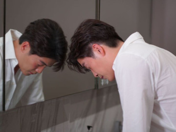 Thấy tiền trong nhà mất liên tục, tôi giả vờ đi làm rồi lén quay về, mở cửa phòng ngủ thì sững người