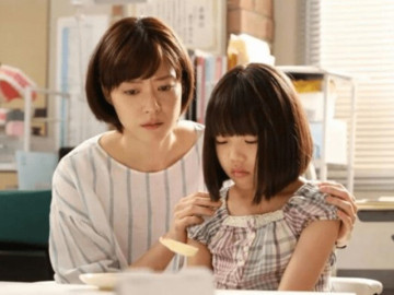 Con gái dùng điện thoại tôi nhắn cho chồng cũ "chúng ta quay lại với nhau nhé", anh đáp 4 từ khiến tôi sững sờ