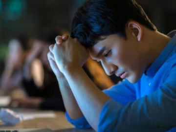 Nhắn vợ “anh không về ăn cơm” nhưng gửi nhầm cho vợ cũ, đọc tin nhắn phản hồi tôi nghẹn ngào