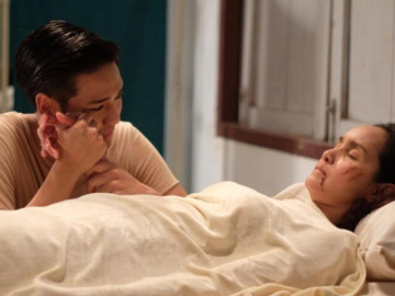 Vào bệnh viện chăm sóc mẹ, 3 giờ sáng bác giường bên lay tôi dậy: “Xem dưới gối mẹ cháu đi”