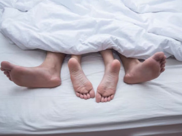 Vợ quấn khăn tắm lao ra đường khóc lóc sau khi bị chồng phát hiện ngoại tình