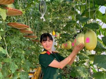 Nhà đẹp - Vườn sân thượng giải nhiệt của nữ trung tá Hà Nội
