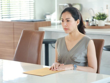 Yêu - Vừa sinh con thứ 2 xong, tôi đập mạnh xấp giấy xuống bàn khiến chồng và cô giúp việc tái mét mặt