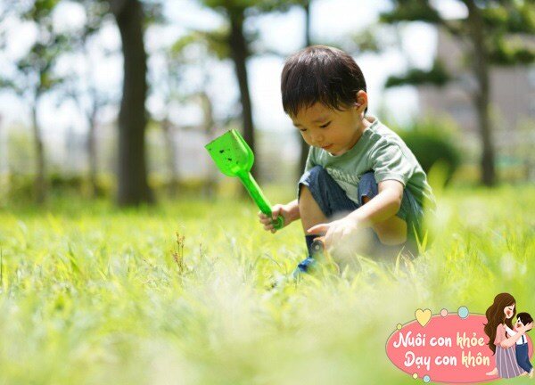Trẻ c&agrave;ng t&ograve; m&ograve; th&igrave; c&agrave;ng th&ocirc;ng minh v&igrave; trẻ hiểu biết hơn bạn b&egrave; c&ugrave;ng trang lứa v&agrave; c&oacute; nhu cầu kh&aacute;m ph&aacute; thế giới nhiều hơn. 