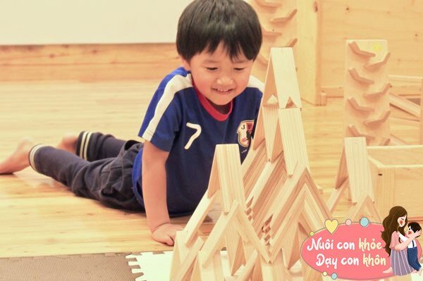 H&atilde;y c&ugrave;ng trẻ chơi những tr&ograve; chơi th&ocirc;ng minh như xếp h&igrave;nh, lego... nhằm r&egrave;n luyện IQ cho con.