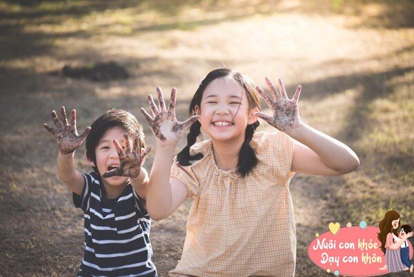 Việc tham gia c&aacute;c hoạt động ngo&agrave;i trời rất c&oacute; lợi cho sự ph&aacute;t triển của trẻ, l&agrave; cơ hội để trẻ tiếp x&uacute;c trực tiếp với &aacute;nh nắng mặt trời.