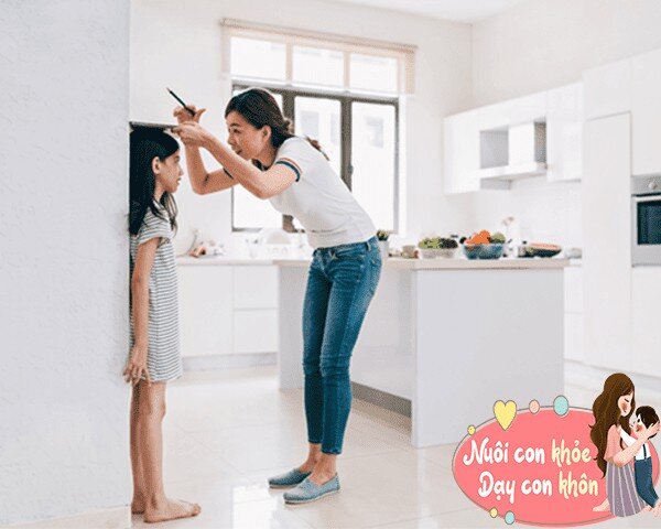 Cha mẹ nên chú ý theo dõi chiều cao của con nhằm có phương pháp điều chỉnh phù hợp. (Ảnh minh họa)